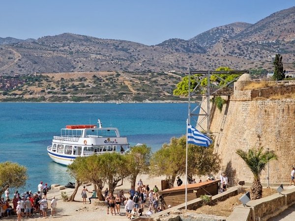 Comment choisir une location de vacances en Grèce avec des excursions en bateau pour découvrir les îles voisines?